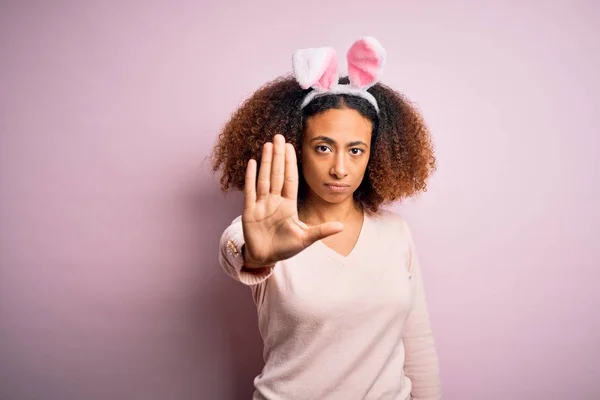 Ung Afrikansk Amerikansk Kvinna Med Afro Hår Bär Kanin Öron — Stockfoto