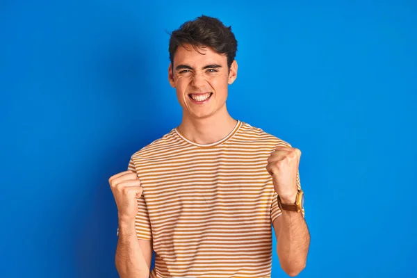 Menino Adolescente Vestindo Camiseta Casual Sobre Fundo Isolado Azul Muito — Fotografia de Stock