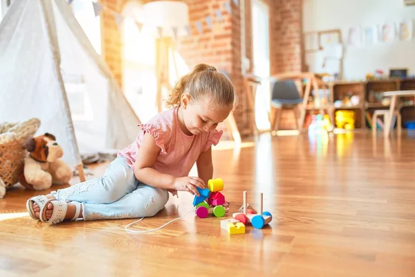 Schöne Blonde Kleinkind Mädchen Spielt Mit Zug Kindergarten — Stockfoto