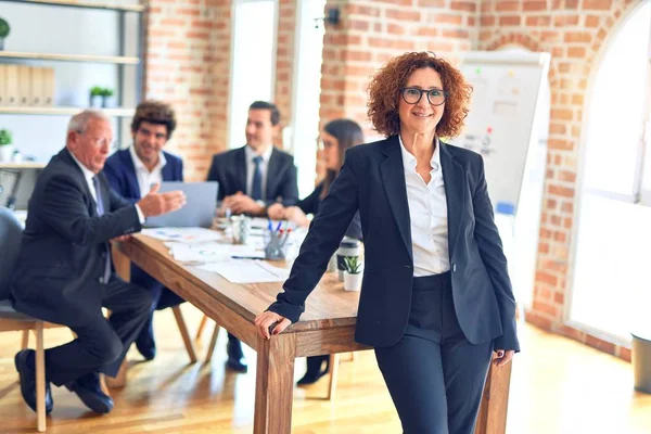 Groupe Travailleurs Affaires Souriant Heureux Confiant Travailler Ensemble Dans Une — Photo