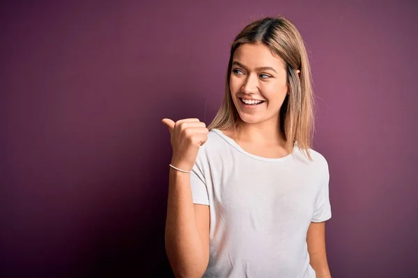 Jovem Bela Mulher Loira Vestindo Casual Branco Shirt Sobre Roxo — Fotografia de Stock