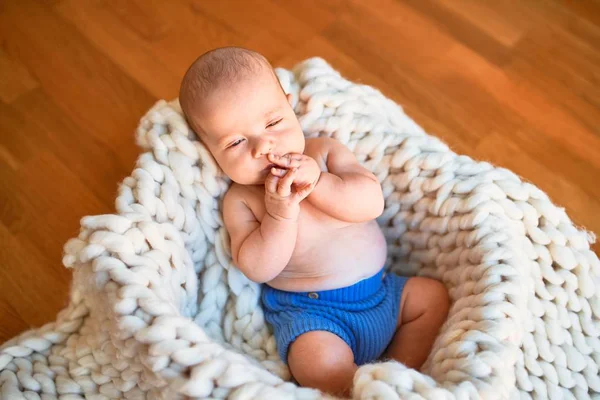 Adorable Bebé Acostado Suelo Sobre Una Manta Casa Recién Nacido —  Fotos de Stock