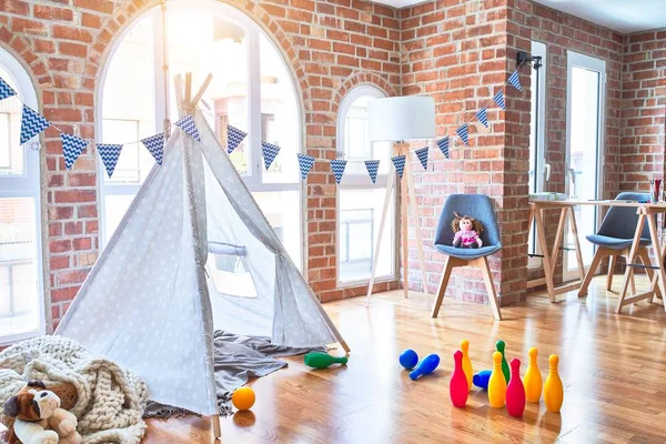 Schöner Kindergarten Mit Vielen Pädagogischen Spielsachen Und Spielen Für Kinder — Stockfoto