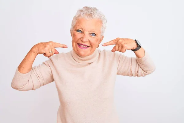 Senior Mulher Cabelos Grisalhos Vestindo Camisola Gola Alta Sobre Fundo — Fotografia de Stock