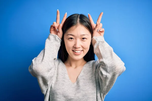 Jonge Mooie Aziatische Vrouw Dragen Casual Trui Staan Blauw Geïsoleerde — Stockfoto