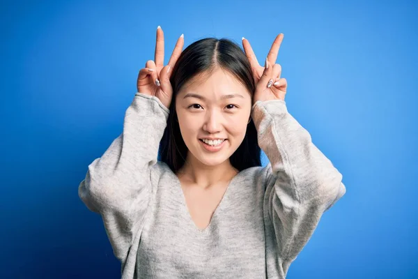 Jovem Bela Mulher Asiática Vestindo Camisola Casual Sobre Azul Isolado — Fotografia de Stock