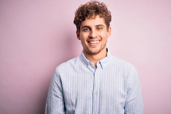 Homem Bonito Loiro Jovem Com Cabelo Encaracolado Vestindo Camisa Listrada — Fotografia de Stock