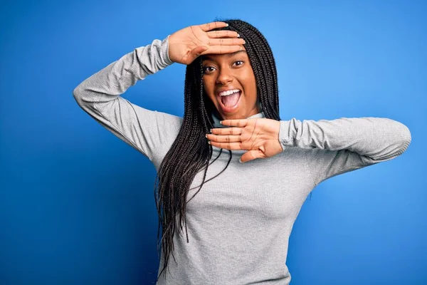 Jonge Afro Amerikaanse Vrouw Die Casual Coltrui Blauwe Geïsoleerde Achtergrond — Stockfoto