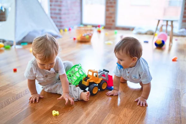 Crianças Bonitas Brincando Torno Lotes Brinquedos Jardim Infância — Fotografia de Stock