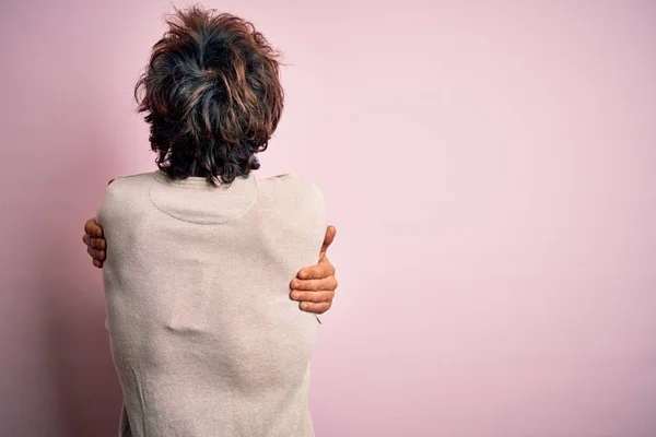 Young Handsome Man Wearing Casual Shirt Standing Isolated Pink Background — Stok fotoğraf