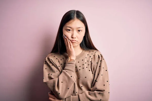 Joven Hermosa Mujer Asiática Vistiendo Moda Elegante Suéter Sobre Rosa — Foto de Stock