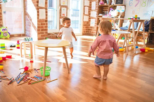 Adoráveis Crianças Brincando Torno Muitos Brinquedos Jardim Infância — Fotografia de Stock