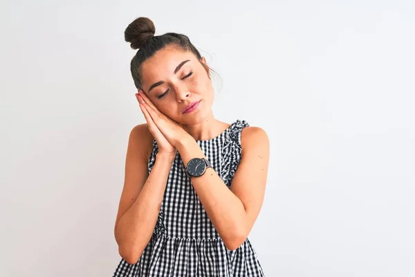 Hermosa Mujer Con Moño Vestido Casual Pie Sobre Fondo Blanco —  Fotos de Stock