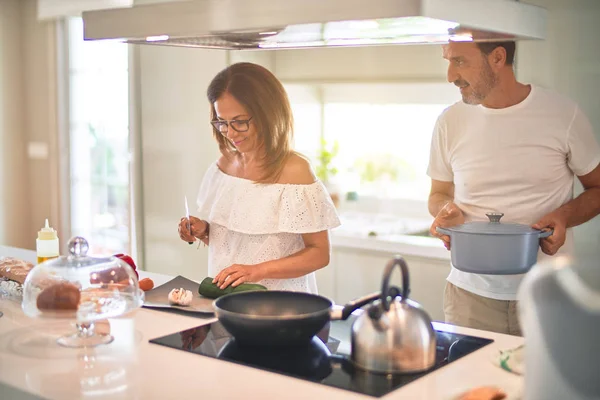 中年夫妇在厨房一起做饭 — 图库照片