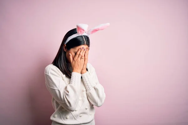 Young Caucasian Woman Wearing Cute Easter Rabbit Ears Pink Isolated — 图库照片