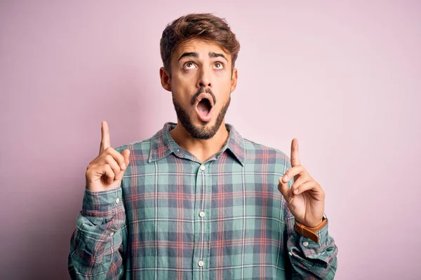 Joven Hombre Guapo Con Barba Vistiendo Camisa Casual Pie Sobre — Foto de Stock