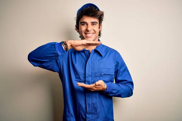 Homem Mecânico Jovem Vestindo Tampa Azul Uniforme Sobre Fundo Branco — Fotografia de Stock