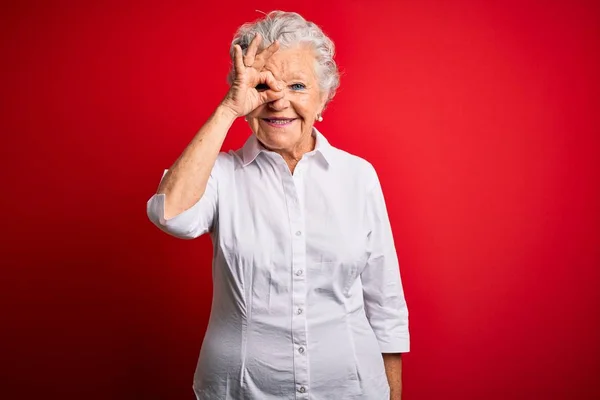 Senior Hermosa Mujer Con Camisa Elegante Pie Sobre Fondo Rojo —  Fotos de Stock