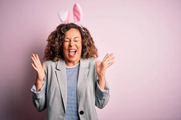 Middelbare Leeftijd Mooie Vrouw Dragen Konijnenoren Staan Geïsoleerde Roze Achtergrond — Stockfoto