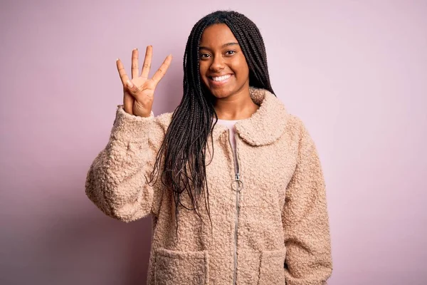 Молодая Африканская Американка Модном Зимнем Пальто Розовом Изолированном Фоне Показывает — стоковое фото