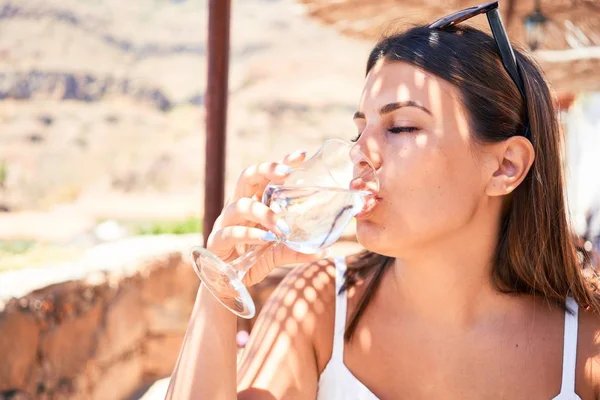 Joven Hermosa Mujer Sentada Restaurante Disfrutando Vacaciones Verano Bebiendo Vaso — Foto de Stock