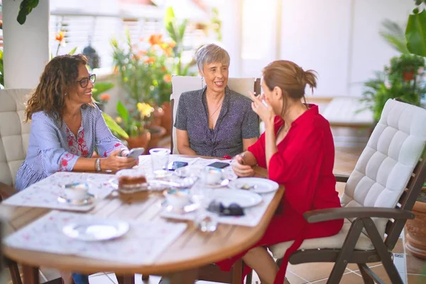 Bijeenkomst Van Middelbare Leeftijd Vrouwen Die Lunchen Koffie Drinken Volwassen — Stockfoto