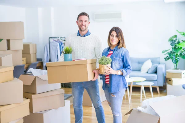 Jeune Beau Couple Nouvelle Maison Autour Des Boîtes Carton — Photo