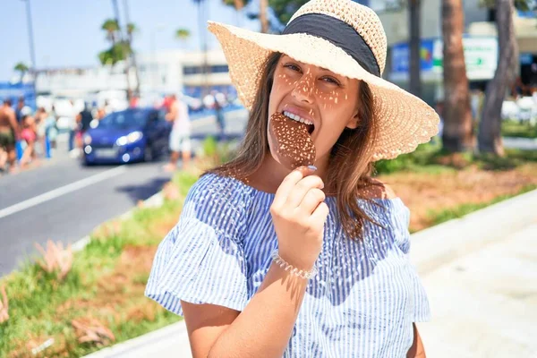 Jeune Belle Femme Mangeant Cône Crème Glacée Marchant Dans Rue — Photo