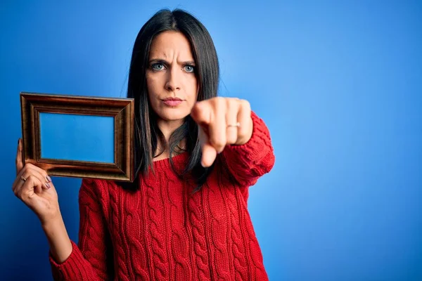 Young Brunette Woman Blue Eyes Holding Empty Photography Frame Blue — Stock Photo, Image