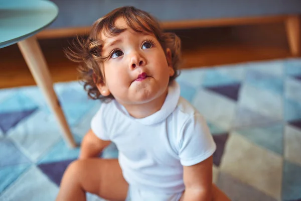 Hermosa Niña Pequeña Con Camiseta Blanca Jugando Alfombra — Foto de Stock