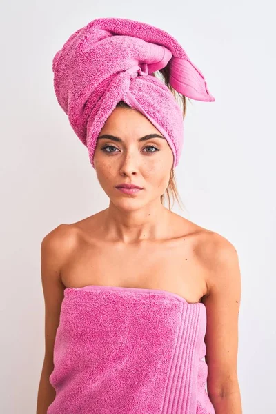 Ung Smuk Kvinde Iført Brusebad Håndklæde Efter Bad Isoleret Hvid - Stock-foto