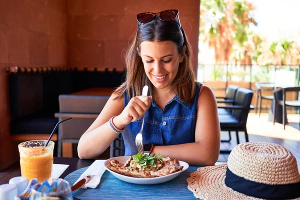 Joven Hermosa Mujer Sentada Restaurante Disfrutando Vacaciones Verano Comiendo Deliciosa — Foto de Stock