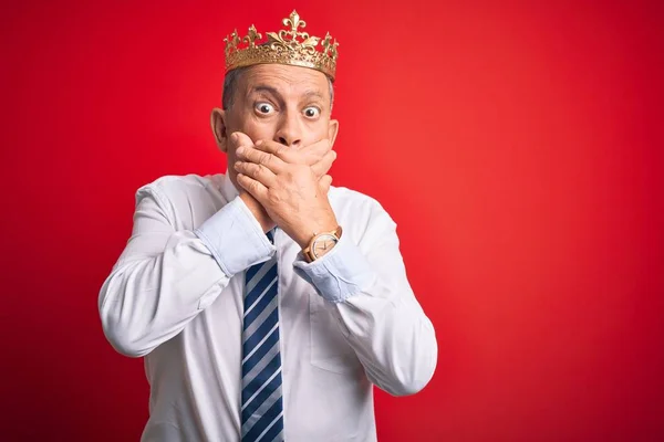 Empresário Bonito Sênior Vestindo Coroa Rei Sobre Fundo Vermelho Isolado — Fotografia de Stock