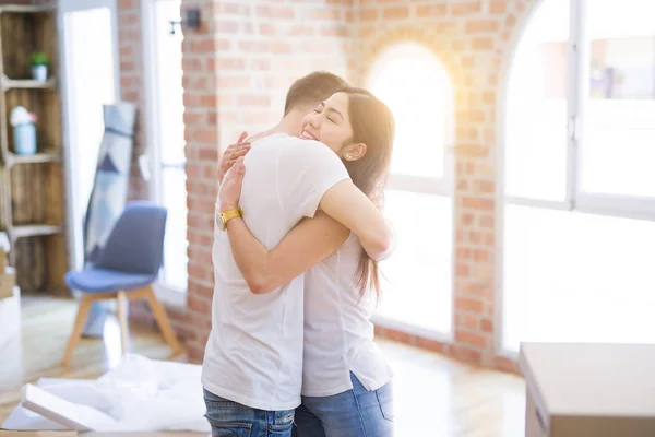 Jovem Lindo Casal Abraçando Nova Casa Torno Caixas Papelão — Fotografia de Stock