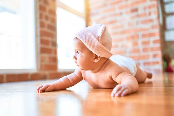 Entzückendes Baby Das Hause Auf Dem Sofa Liegt Neugeborenes Mit — Stockfoto