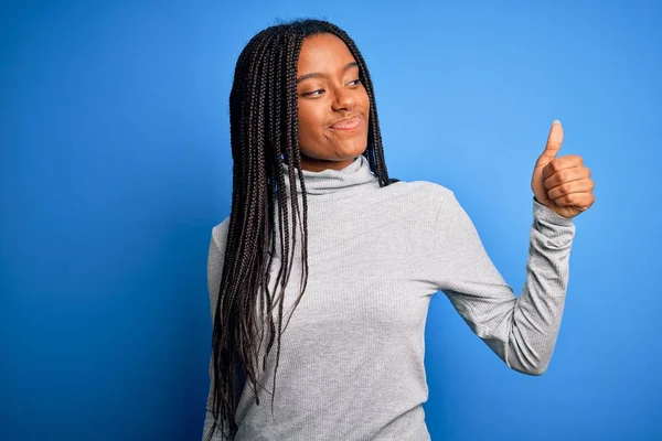 Jeune Femme Afro Américaine Debout Portant Col Roulé Décontracté Sur — Photo