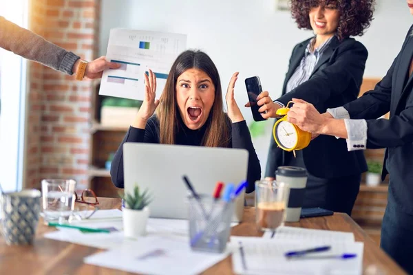 Gruppo Imprenditori Che Lavorano Insieme Partner Sottolineando Uno Loro Ufficio — Foto Stock