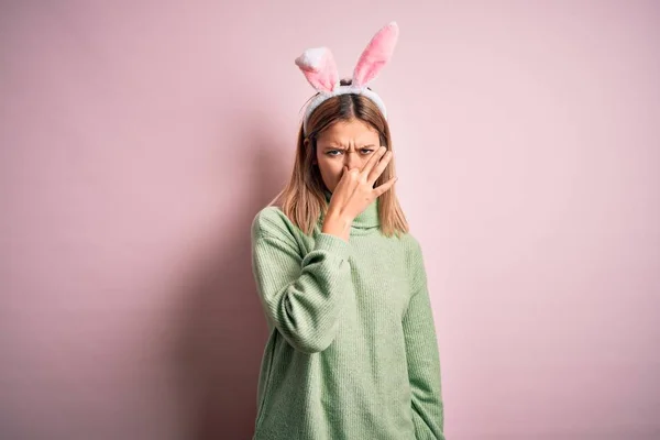 Young Beautiful Woman Wearing Easter Rabbit Ears Standing Isolated Pink — 图库照片