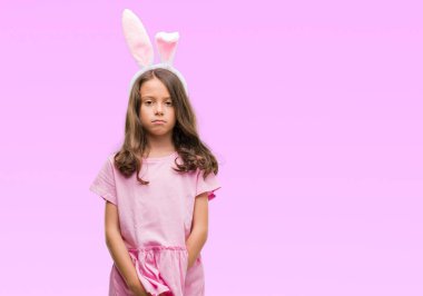 Esmer Latin kız Paskalya tavşan kulakları acımak yüz ciddi düşünüyorum üstünde kendine güvenen bir ifade ile giyiyor