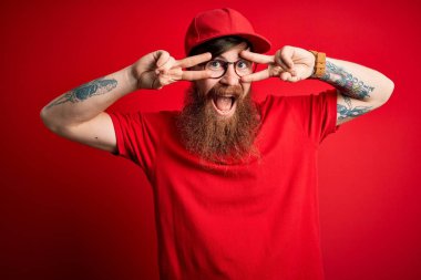 Yakışıklı İrlandalı kızıl adam.