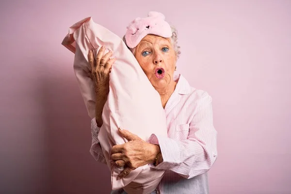 Senior Beautiful Woman Wearing Sleep Mask Holding Pillow Isolated Pink — Stok fotoğraf