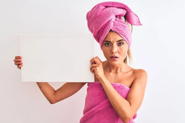 Jovem Mulher Bonita Usando Toalha Chuveiro Segurando Banner Sobre Fundo — Fotografia de Stock