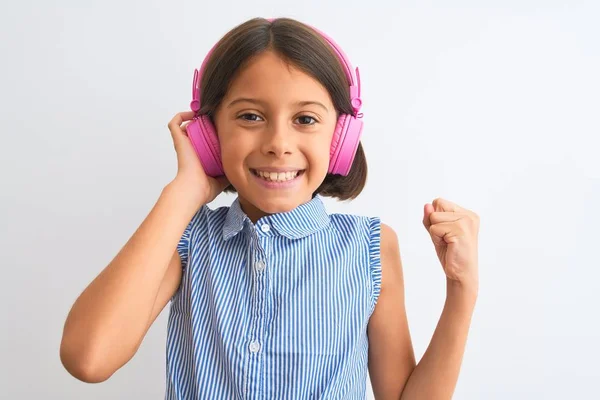 Bella Bambina Ascoltando Musica Utilizzando Cuffie Sfondo Bianco Isolato Urlando — Foto Stock