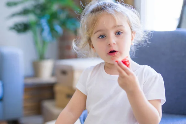 イチゴを食べる美しい幼児の子供の女の子 — ストック写真