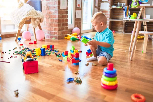 Junge kaukasische Kinder spielen im Kindergarten mit Spielzeug. Vorschule — Stockfoto