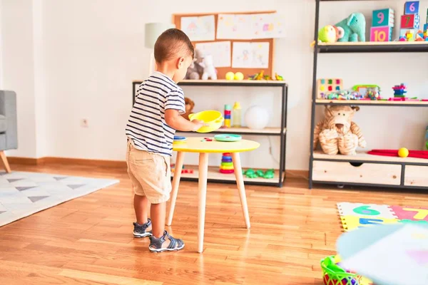 Schöner Kleinkind Junge Spielt Kindergarten Mit Plastiktellern Obst Und Gemüse — Stockfoto