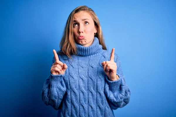 Young Beautiful Blonde Woman Wearing Casual Turtleneck Sweater Blue Background — 图库照片