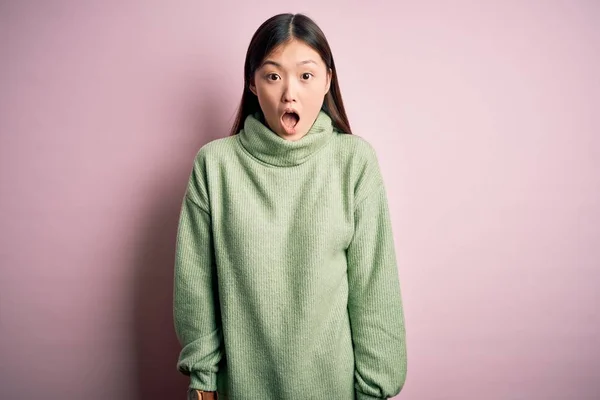 Joven Hermosa Mujer Asiática Vistiendo Verde Suéter Invierno Sobre Rosa — Foto de Stock