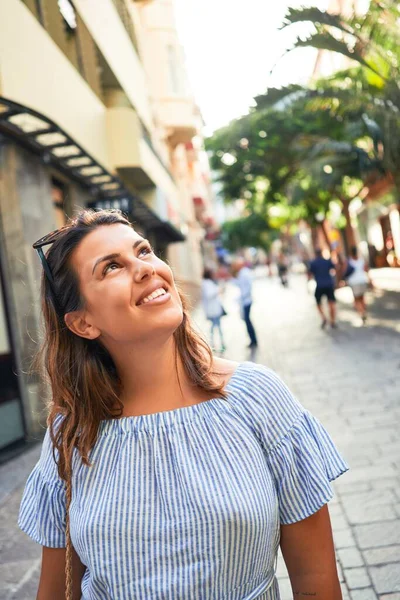 Joven Hermosa Mujer Sonriendo Feliz Caminando Por Las Calles Ciudad —  Fotos de Stock