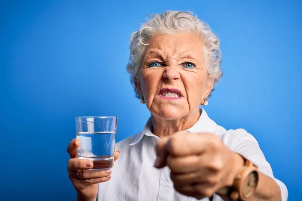 Senior Bela Mulher Beber Copo Água Sobre Fundo Azul Isolado — Fotografia de Stock